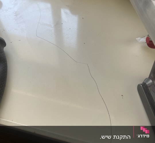 משטח שיש עם סדק קטן במטבח